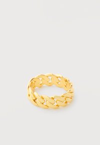 Δαχτυλίδι αλυσίδας από χρυσό με χοντρές, διασταυρούμενες οβάλ συνδέσεις σε απλό λευκό φόντο.