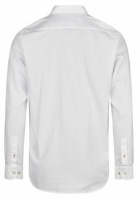 Witte langemouwen overhemd met een puntige kraag, knoopmanchetten met decoratieve accenten en een gladde, effen stofstructuur.