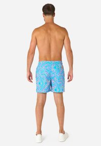 Vyriškos maudymosi kelnaitės, nuspalvintos šviesiomis mėlynos, rožinės ir baltos spalvų spiralėmis. Pagamintos iš lengvos medžiagos su įtempiamu juosmeniu. Tvirtai priglunda.