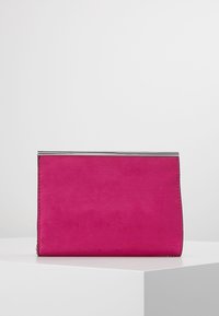 Růžová semišová kabelka do ruky s hladkou texturou, obdélníkovým tvarem a stříbrným kovovým horním zapínáním. Jednoduchý design bez dalších vzorů.