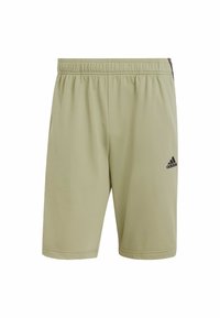 Světle olivově zelené šortky vyrobené z měkké tkaniny, s elastickým páskem a černým logem Adidas v dolní levé části.