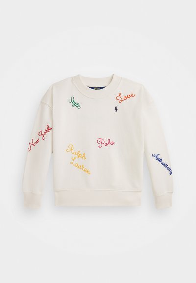Sweatshirt creme com mangas longas, apresentando texto bordado colorido: "Estilo," "Amor," "Nova Iorque," "Polo," "Ralph Lauren," e "Autenticidade."