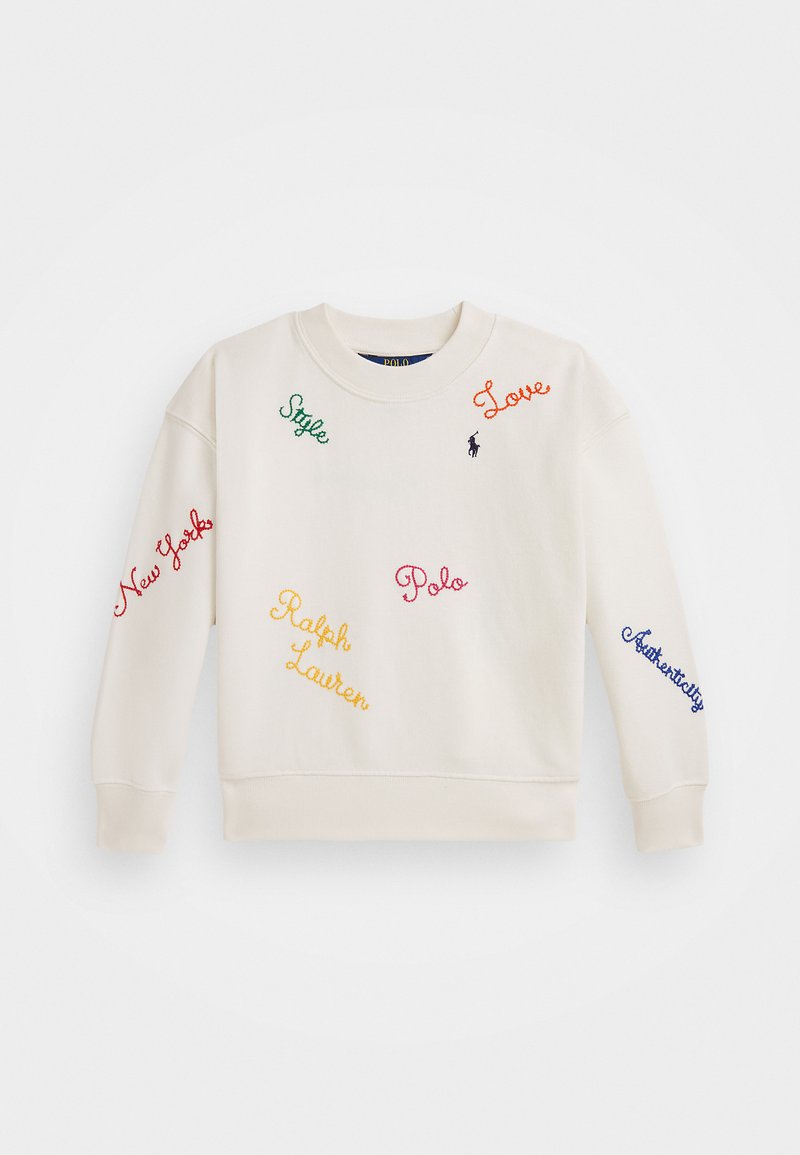 Krema pulover s dolgimi rokavi, ki ima pisano vezeno besedilo: "Slog," "Ljubav," "New York," "Polo," "Ralph Lauren," in "Avtentičnost."