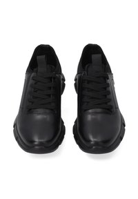 Schwarze Sportschuhe aus glattem synthetischem Material, mit runder Zehenform, Schnürdesign und strukturiertem Profil für besseren Halt.