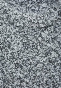 Tessuto grigio strutturato con un motivo riccio e ad anello, con variazioni di tonalità chiare e scure di grigio. Superficie morbida dall'aspetto soffice.