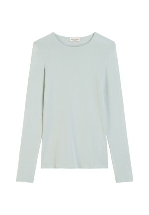 Chemise à manches longues bleu clair en tissu doux, avec un col rond et un design simple, sans motifs ni accents.