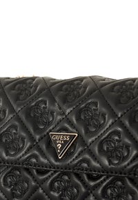 Bolso de mano negro acolchado hecho de material sintético, con un prominente logo triangular. Patrón texturizado con motivos entrelazados y acentos en dorado.