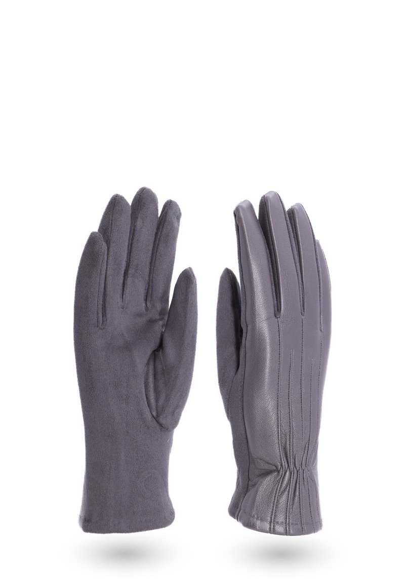 Coppia di guanti grigi con pelle sul dorso e tessuto morbido sul palmo, dita estese, esposti affiancati su sfondo bianco.
