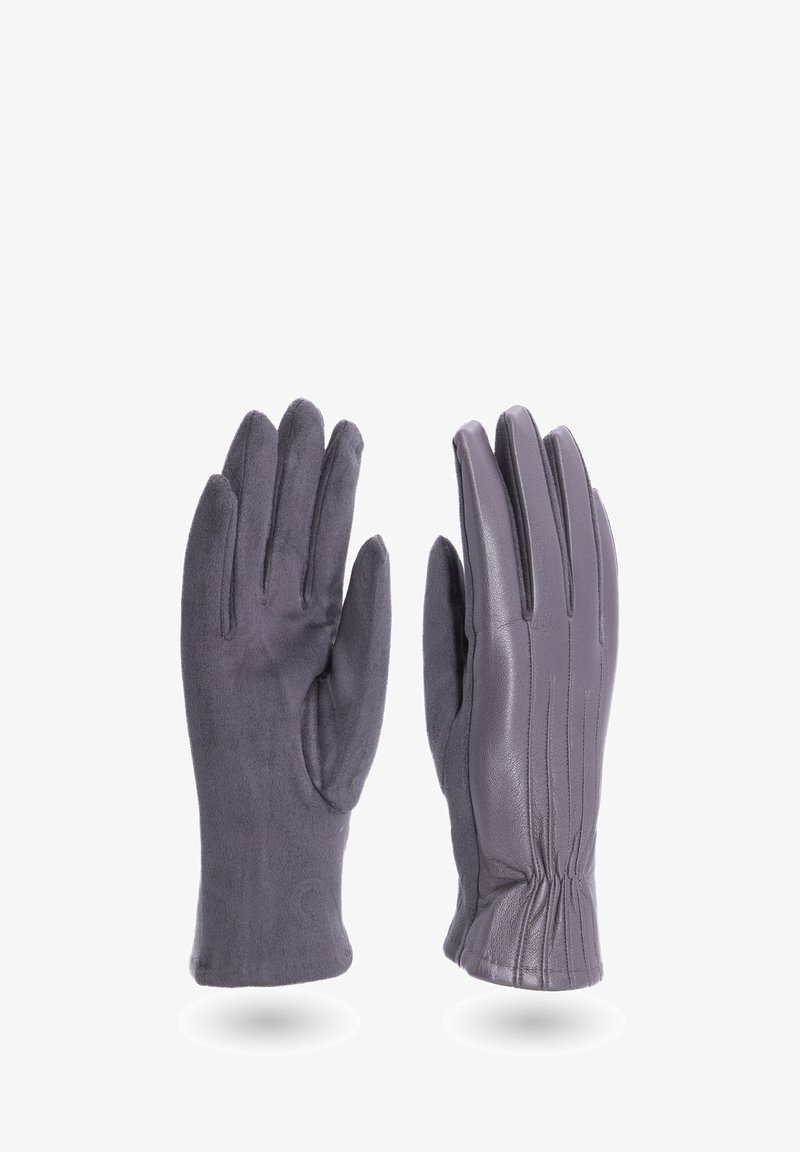 Coppia di guanti grigi con pelle sul dorso e tessuto morbido sul palmo, dita estese, esposti affiancati su sfondo bianco.