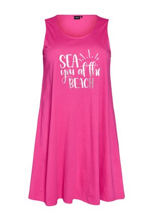 Robe sans manches rose vif avec texte blanc « SEA you at the BEACH » et un soleil stylisé au-dessus du texte sur la poitrine.
