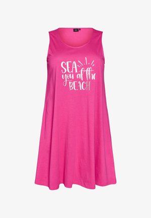 Vestido sin mangas de color rosa brillante con texto blanco "SEA you at the BEACH" y un sol estilizado encima del texto en el pecho.