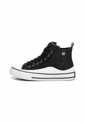 Zapatilla alta negra hecha de tela suave con punta y suela de goma blanca, con cordones negros y detalle del logotipo en el lateral.