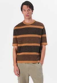 Bruine en beige gestreepte gebreide trui met een ronde halslijn en korte mouwen. Getextureerde stof met geribbelde zoom en boorden.