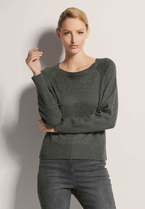 Dunkelgrüner gestrickter Pullover mit rundem Ausschnitt, gerippten Bündchen und lockerer Passform. Verfügt über eine weiche Textur und seitliche Schlitze für mehr Bewegungsfreiheit.