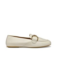 Mocassins en cuir beige avec un bout arrondi, une boucle décorative en métal doré et un design minimaliste. Présentent une semelle intérieure marron et une semelle en caoutchouc.