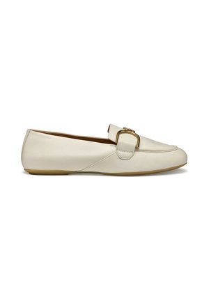 Moccasines de cuero beige con punta redonda, hebilla decorativa en tono dorado y un diseño minimalista. Presentan una plantilla marrón y suela de goma.