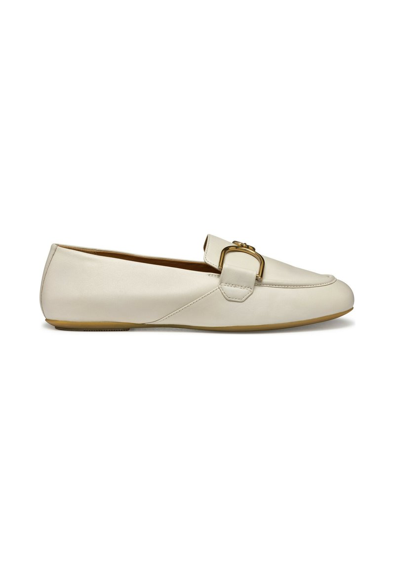 Mocassins en cuir beige avec un bout arrondi, une boucle décorative en métal doré et un design minimaliste. Présentent une semelle intérieure marron et une semelle en caoutchouc.