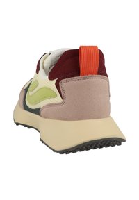 Sneakers con una combinazione di colori beige, rosa, verde e marrone, realizzati in materiali scamosciati e a rete, con un tallone arancione e suola in gomma testurizzata.