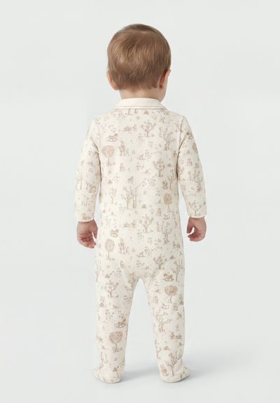 Småbarn sett bakfra iført kremfargede fotedresser med brun natur- og dyreprint.