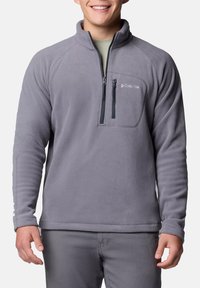 Grauer Fleece-Pullover mit einem Viertel-Reißverschluss, ausgestattet mit einer Brusttasche mit Reißverschlüssen und elastischen Bündchen. Angenehme Textur und lockere Passform.