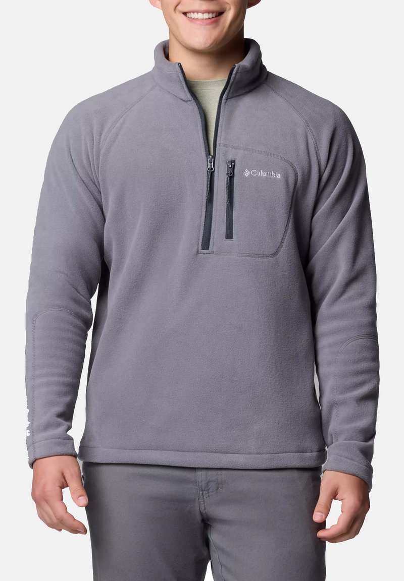 Grauer Fleece-Pullover mit einem Viertel-Reißverschluss, ausgestattet mit einer Brusttasche mit Reißverschlüssen und elastischen Bündchen. Angenehme Textur und lockere Passform.