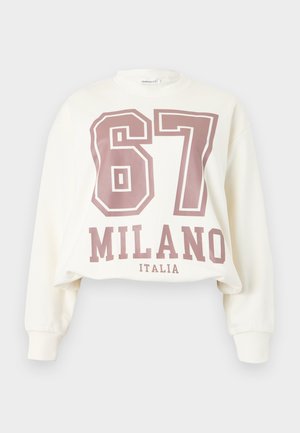 Λευκό cropped φούτερ με μακριά μανίκια, με μεγάλο ταμπά «67» και «MILANO ITALIA» εκτυπωμένο στο μπροστινό μέρος.