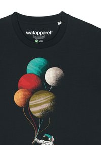 T-shirt noir avec un astronaute tenant cinq ballons planètes colorés : rouge, orange, beige, vert et bleu sarcelle. Matière en coton biologique.