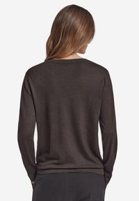 Mörkbrun långärmad tröja med rundhalsringning och ribbade muddar, som har en slät textur och en avslappnad passform.