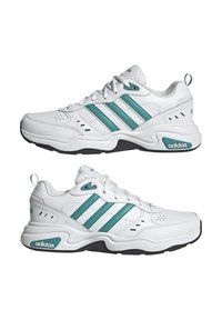 Vita Adidas-sneakers med teal-ränder och logotyp, snörningsdesign, vadderad sula, visade från sidan och i vinklad sidovy mot vit bakgrund.
