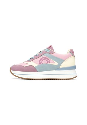 Zapatillas deportivas con ante rosa y azul claro, detalles beige, entresuela blanca y suela de goma color marrón claro. Logo redondo en el lateral.