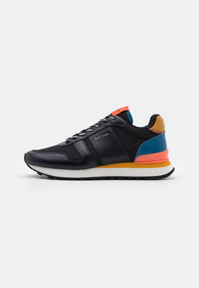 Baskets basses noires avec des touches orange, bleu et beige, semelle blanche, lacets noirs et marquage Paul Smith sur le côté et le talon.