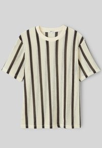 Haut en maille à manches courtes avec une base crème et des rayures verticales noires, doté d'un col rond et d'une texture en maille ajourée.