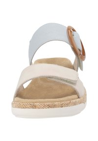 Riemchensandalen mit einem hellblauen Obermaterial, beigen Riemen und einer sandfarbenen strukturierten Sohle. Mit einem runden braunen Schnallen-Detail. Weicher, samtartiger Stoff.