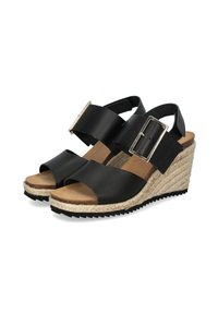 Zwarte wedge sandalen met twee brede banden, een grote zilveren speld en een jute-wrapped plateauzool. Gestructureerde zwarte rubberen buitenzool voor grip.
