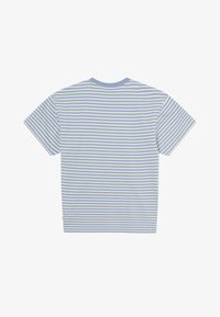 T-shirt à manches courtes col rond avec des rayures horizontales bleu clair et blanches, montré de dos sur un fond uni.