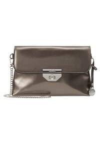 Metallisk grå clutch med en struktureret finish, sølv kædestrop og en frontlås pyntet med en rektangulær hardwaredetalje.