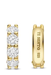 Goldene Creolen mit drei runden und zwei ovalen klaren Edelsteinen, die in goldenen Krappen gefasst sind, wobei eine Ohrringe die Gravur "TI SENTO 925" zeigt.