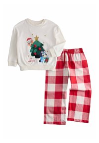 Das Baumwoll-Pyjama-Set umfasst ein weißes Sweatshirt mit einem bedruckten Baum und Figuren sowie rot-weiße karierte Hose mit elastischem Bund.