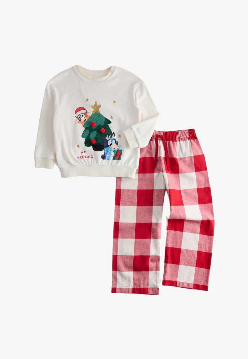 Das Baumwoll-Pyjama-Set umfasst ein weißes Sweatshirt mit einem bedruckten Baum und Figuren sowie rot-weiße karierte Hose mit elastischem Bund.
