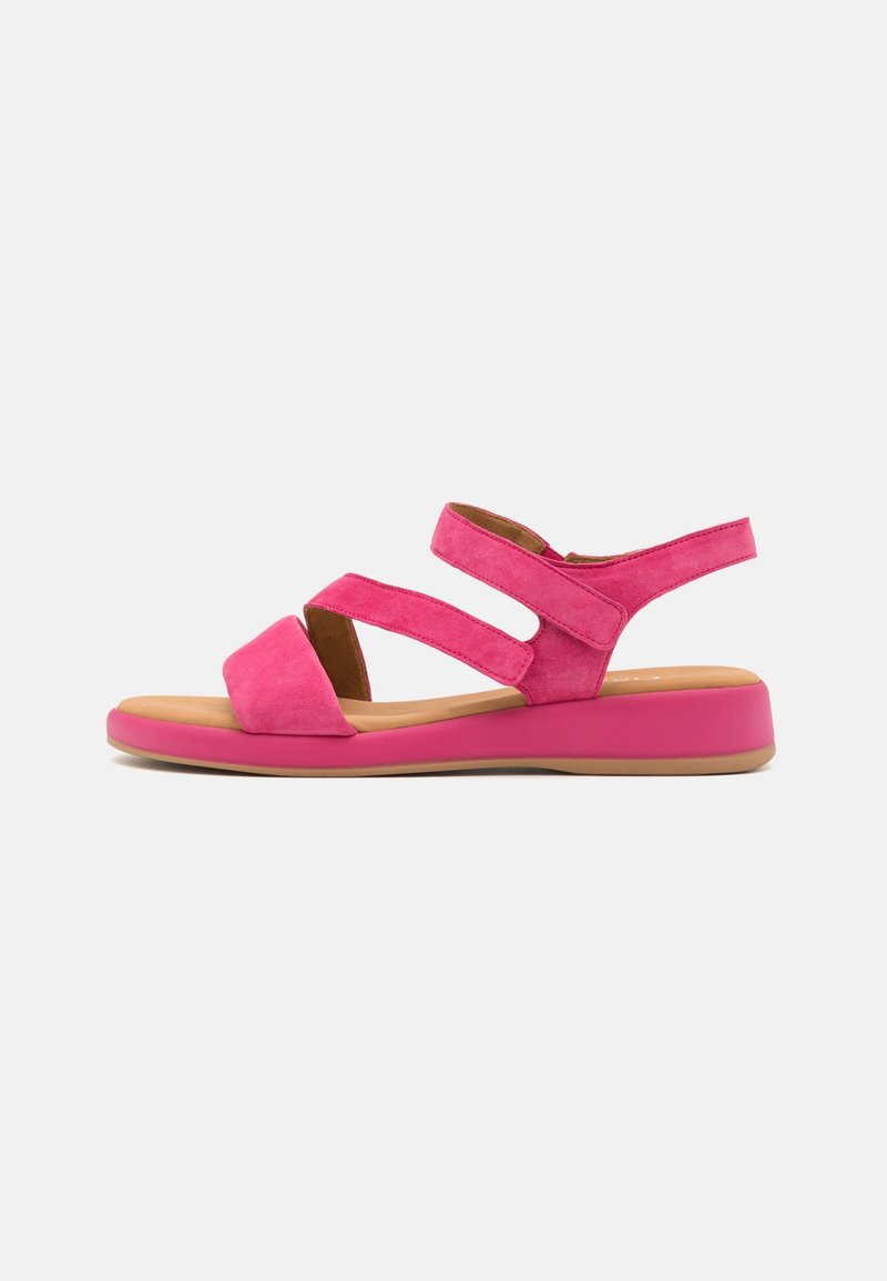 Sandale rose pour femme avec trois brides ajustables et une semelle rembourrée, conçue pour le confort et un usage décontracté.