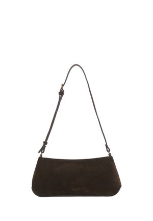 Brązowa torba na ramię z zamszu o zakrzywionym kształcie, pojedynczym regulowanym paskiem i minimalistycznym designie. Charakteryzuje się gładką teksturą i brakiem widocznych elementów metalowych.