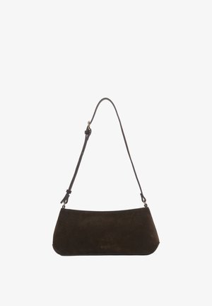 Brązowa torba na ramię z zamszu o zakrzywionym kształcie, pojedynczym regulowanym paskiem i minimalistycznym designie. Charakteryzuje się gładką teksturą i brakiem widocznych elementów metalowych.