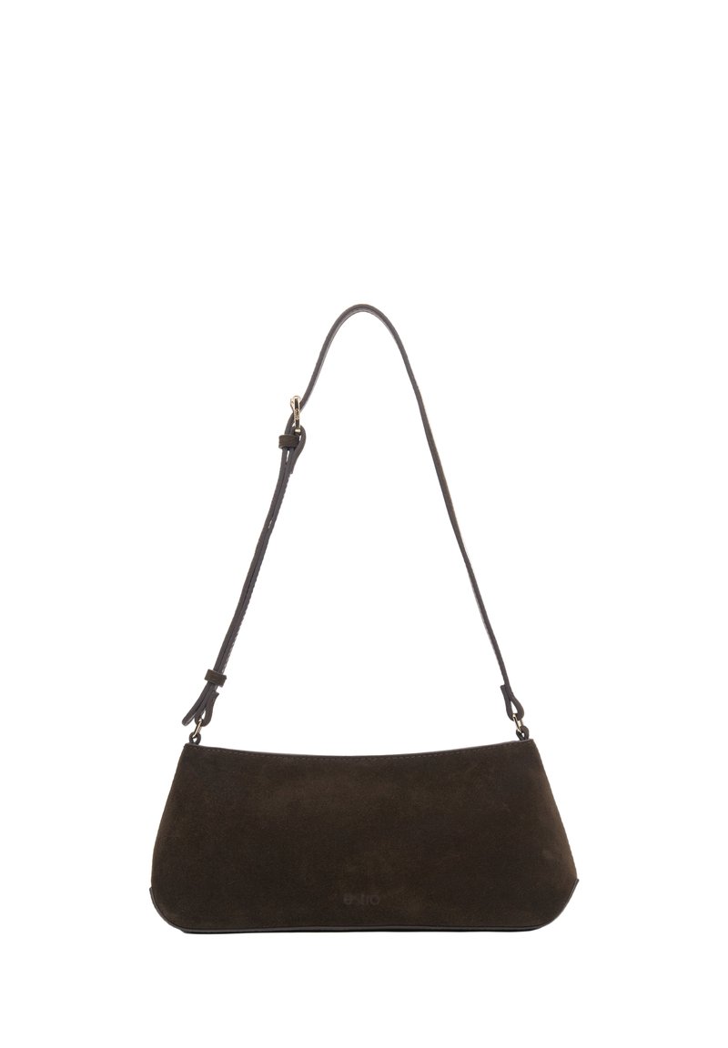 Brązowa torba na ramię z zamszu o zakrzywionym kształcie, pojedynczym regulowanym paskiem i minimalistycznym designie. Charakteryzuje się gładką teksturą i brakiem widocznych elementów metalowych.