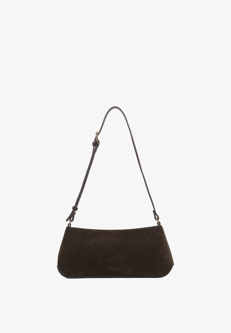 Brązowa torba na ramię z zamszu o zakrzywionym kształcie, pojedynczym regulowanym paskiem i minimalistycznym designie. Charakteryzuje się gładką teksturą i brakiem widocznych elementów metalowych.