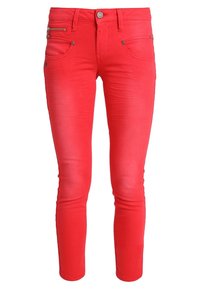 Jeans ajustados rojos hechos de tela elástica, con un bolsillo con cremallera en la parte delantera, diseño clásico de cinco bolsillos y botones metálicos.