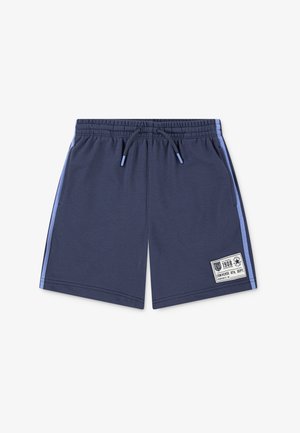 Marineblaue Sportshorts mit hellblauen Seitenstreifen, elastischem Bund und einer Vordertasche. Mit einem Logo-Patch auf dem linken Bein.