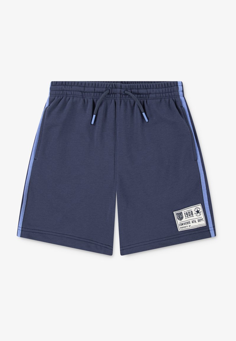 Marineblaue Sportshorts mit hellblauen Seitenstreifen, elastischem Bund und einer Vordertasche. Mit einem Logo-Patch auf dem linken Bein.