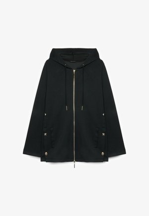Veste à capuche noire zippée avec cordons de serrage et boutons-pression sur les côtés, dotée de manches longues et de poches avant.