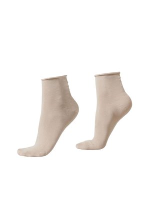 Lichtbeige enkelsokken getoond op zwevende voetmannequins, met voor- en zijaanzichten op een witte achtergrond.