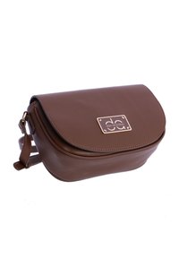 Bolso bandolera de cuero marrón con forma curva, cierre de solapa y placa con logo en tono dorado. Correa ajustable y textura lisa.